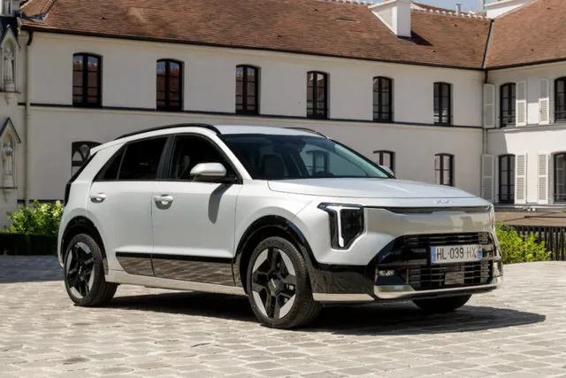 Kia Niro restylé 2026, SUV compact hybride, vue de trois quarts avant