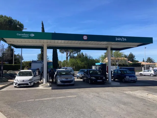 Pénurie de carburant : les restrictions à la pompe commencent