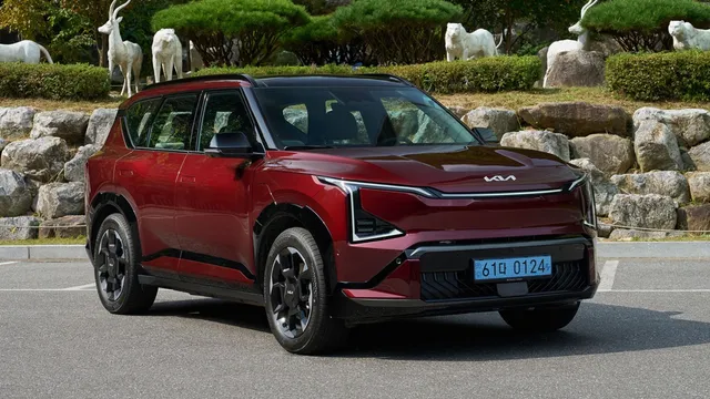Kia EV5 rouge, SUV électrique familial, vue avant trois-quarts