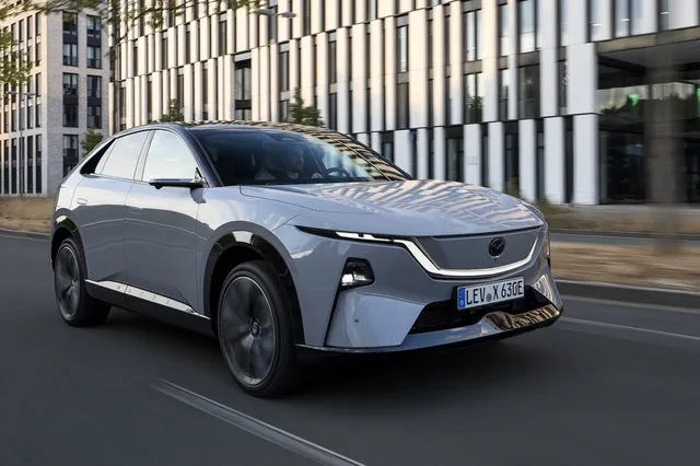 Mazda CX-6e, SUV électrique gris, vue trois-quarts avant en ville