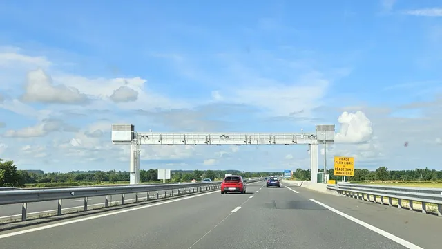 Portique de péage en flux libre au-dessus d'une autoroute française, avec panneau Péage flux libre, péage sans barrière