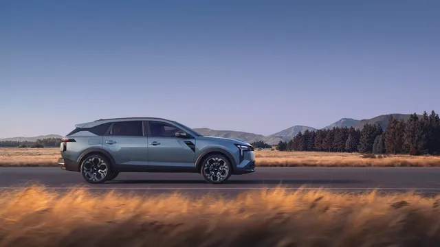 Dacia Striker 2026 vu de profil sur route, grand break crossover gris