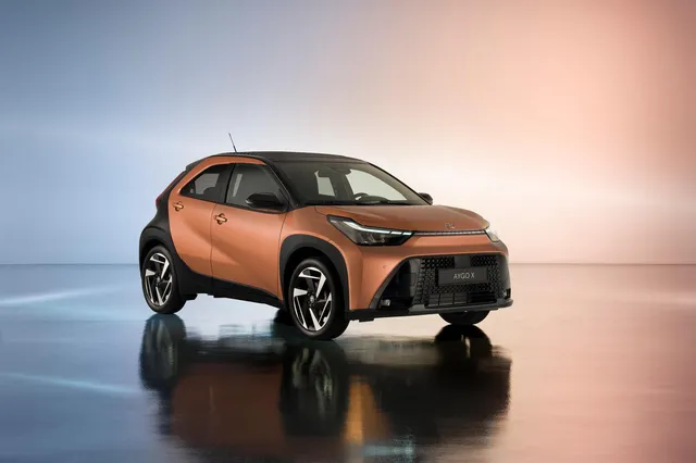 Toyota Aygo X restylée 2026 hybride, teinte cuivre, trois quarts avant