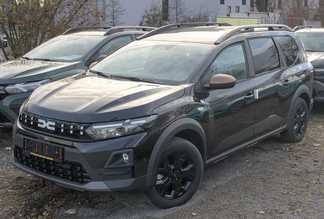 Dacia Jogger 2026 restylé de couleur noire, calandre à damier et logo DC, break familial