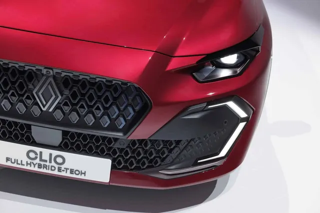 Face avant de la Renault Clio 6 Full Hybrid E-Tech rouge, calandre losange et feux de jour
