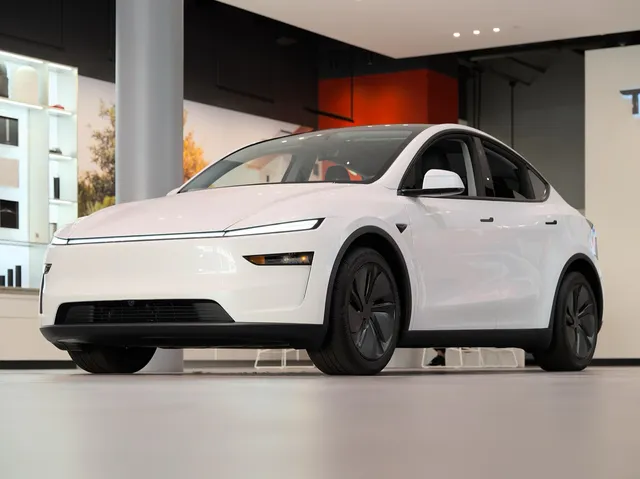 Tesla Model Y blanche exposée dans un showroom