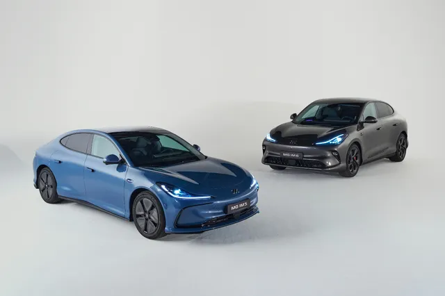 La berline MG IM5 bleue et le SUV MG IM6 gris, deux électriques premium