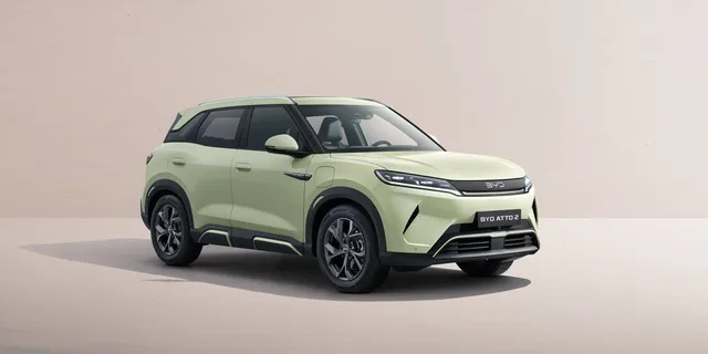 Le SUV urbain électrique BYD ATTO 2 de couleur vert clair, photo officielle sur fond neutre