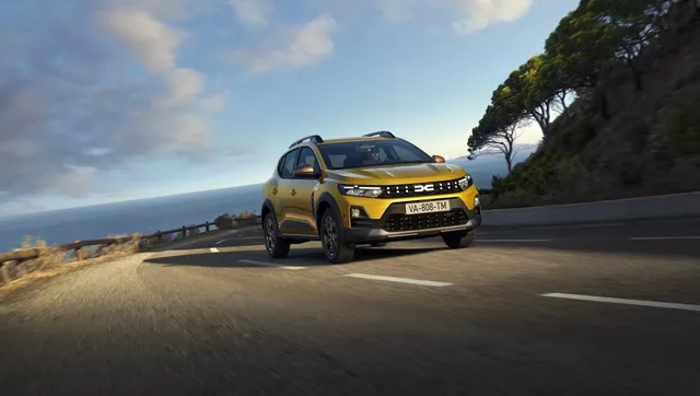 La nouvelle Dacia Sandero Stepway 2026 restylée, de couleur jaune, roulant sur une route côtière