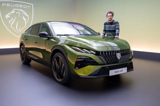 Peugeot 408 restylée 2026 de couleur vert Fascinant, vue trois-quarts avant