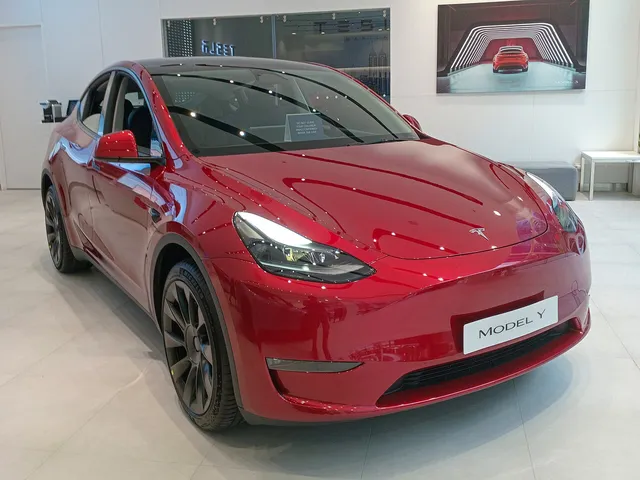 Tesla Model Y rouge vu de trois quarts avant