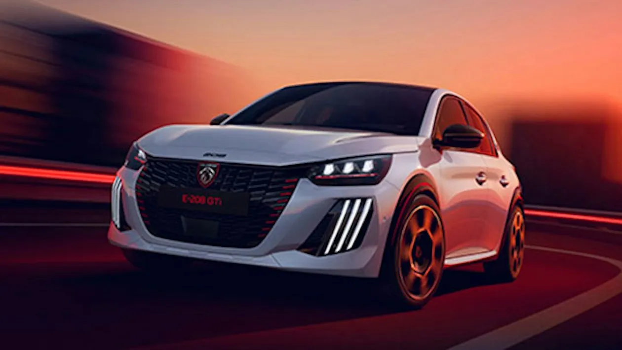 La Peugeot e-208 GTi 2026 100 % électrique de trois quarts avant, en mouvement au coucher du soleil