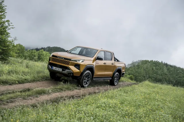 Toyota Hilux 2026 Hybrid 48V finition Invincible en jaune Sulphur sur un chemin