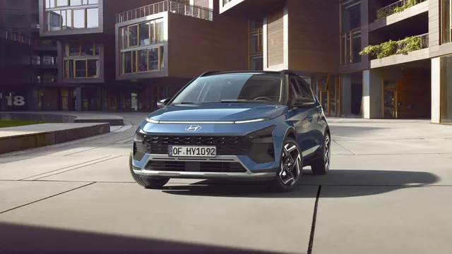Le nouveau Hyundai Bayon 2026 restylé, de couleur bleue, vu de trois quarts avant dans une rue
