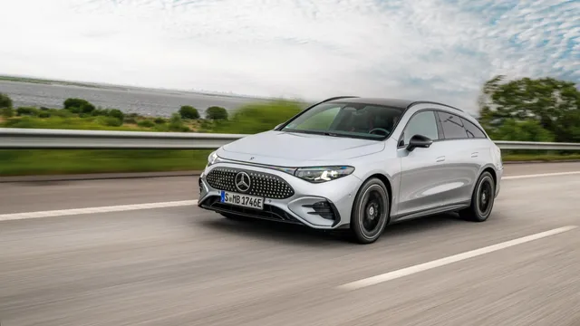 Mercedes CLA Shooting Brake électrique gris roulant sur une route