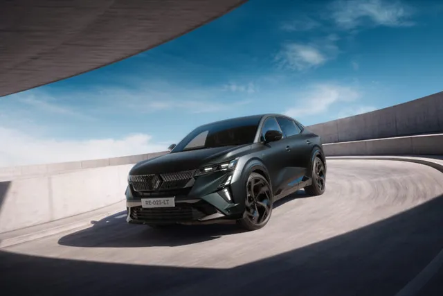 Renault Rafale Hypnotic, SUV-coupé hybride rechargeable en teinte noir forêt satin