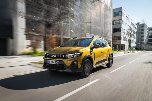 Dacia Sandero Stepway 2026 jaune en mouvement dans une rue en ville