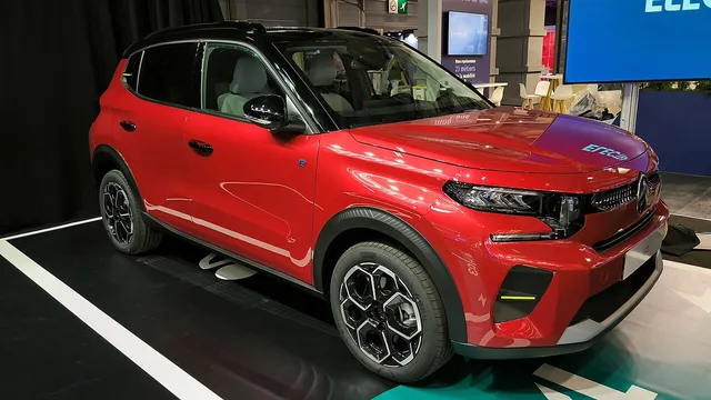 Citroën ë-C3 électrique rouge exposée sur un stand
