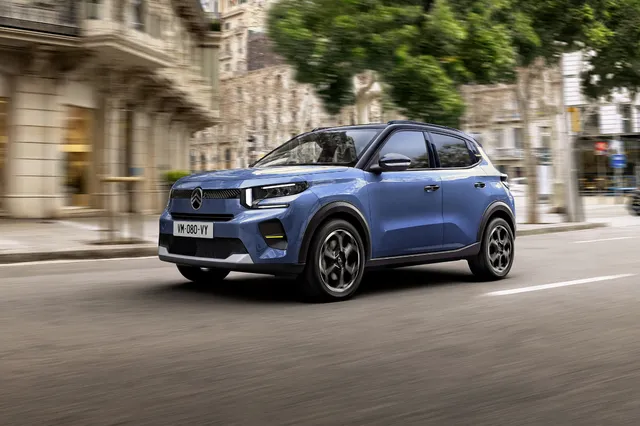 La Citroën ë-C3 électrique bleue roulant en ville, le modèle le plus accessible du leasing social 2026