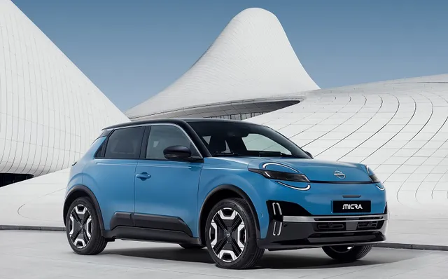 La nouvelle Nissan Micra 100 % électrique de trois-quarts avant, carrosserie bleue