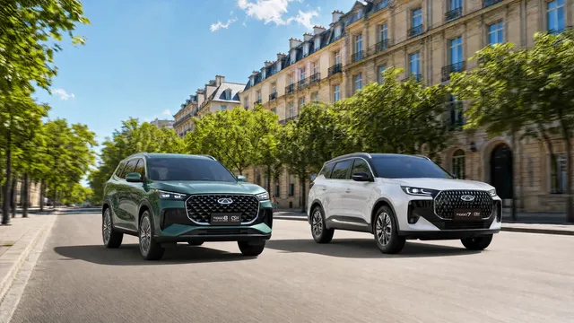 Deux SUV Chery Tiggo 8 et Tiggo 7 hybrides dans une rue parisienne