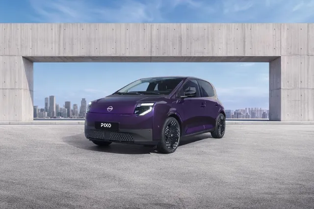 La Nissan Pixo, citadine électrique violette, vue de trois quarts avant