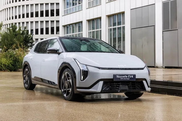 Kia EV4, berline électrique compacte, de profil