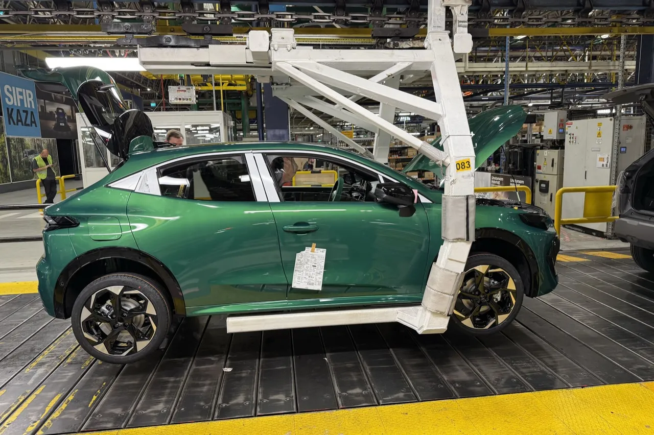 La Renault Clio 6 de couleur verte sur la ligne de production