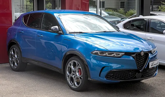 Alfa Romeo Tonale bleue de trois quarts avant