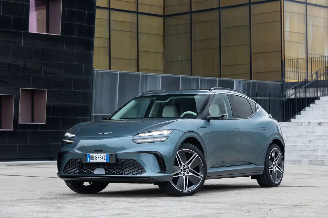 Genesis GV60, crossover électrique premium, vue avant trois-quarts