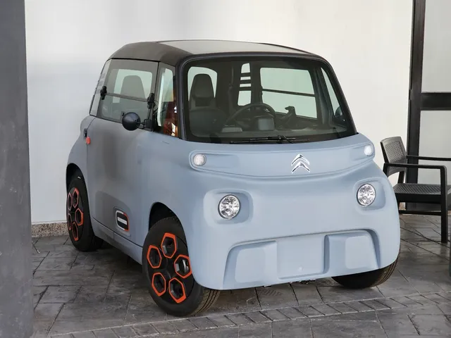 Citroën Ami électrique, quadricycle léger urbain, vue trois-quarts avant