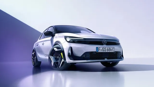 Opel Corsa GSE 2026 électrique blanche vue de trois quarts avant, étriers de frein jaunes