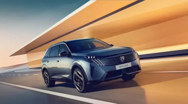 Peugeot E-5008 electrique 2026 en roulage, trois quarts avant