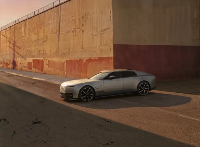 Jaguar Type 01 grise de trois quarts avant, berline électrique