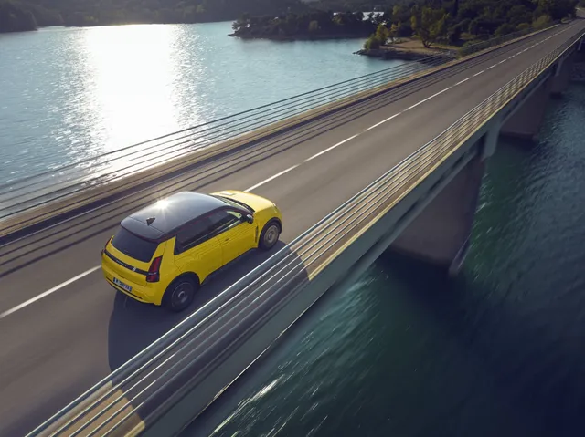 Renault 5 E-Tech électrique jaune roulant sur un pont, modèle le plus vendu en France en juillet 2026