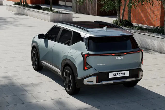 Kia Seltos 2026, SUV compact hybride, vue arrière trois quarts