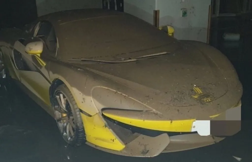 Un garage entier de supercars inondé