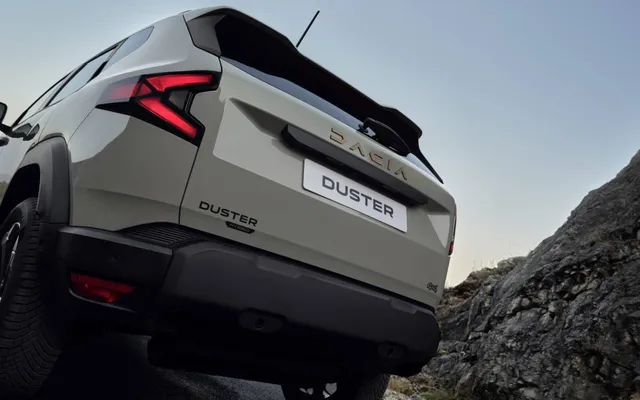 Dacia Duster Hybrid 4x4 vu de trois quarts arrière sur un terrain rocheux