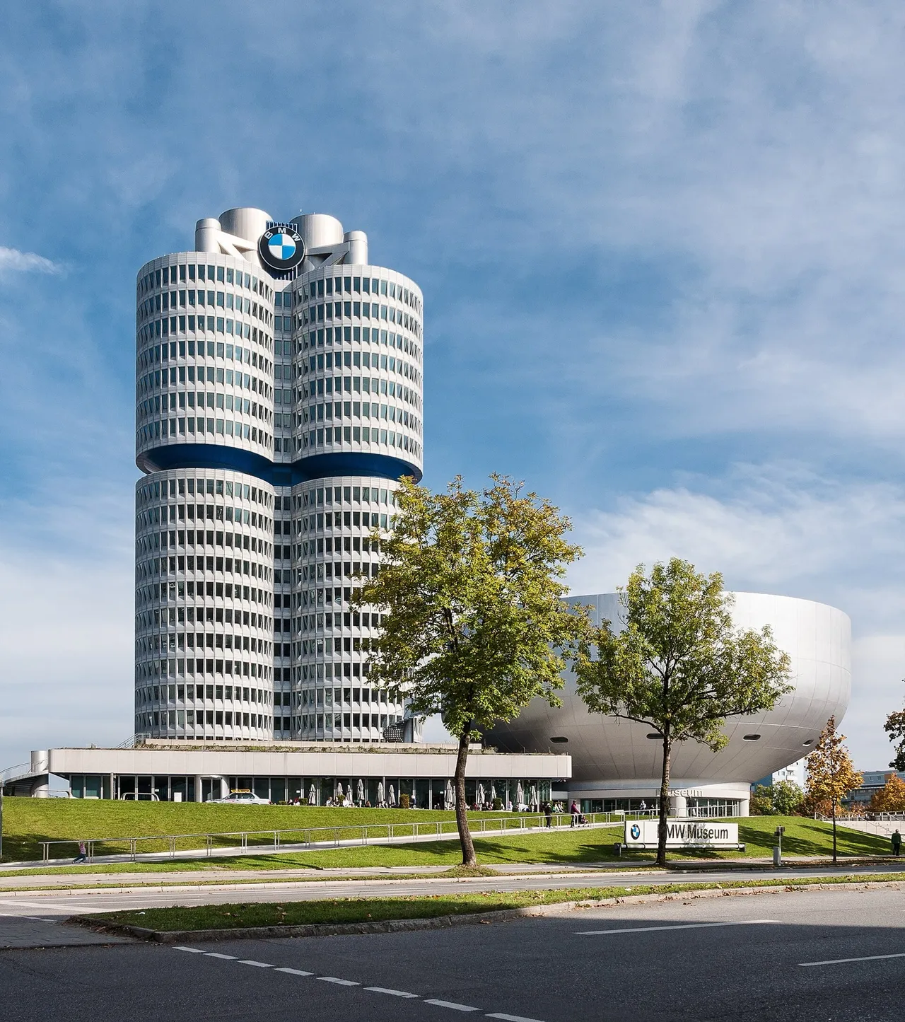 Le siege de BMW a Munich, la tour Vierzylinder