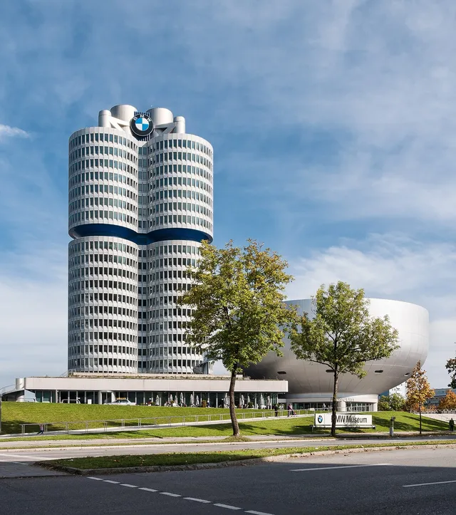 Le siege de BMW a Munich, la tour Vierzylinder