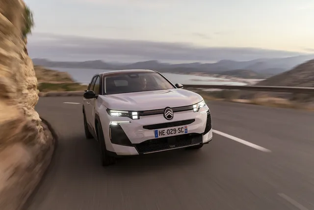 Citroën ë-C5 Aircross électrique blanc de trois quarts avant sur une route côtière