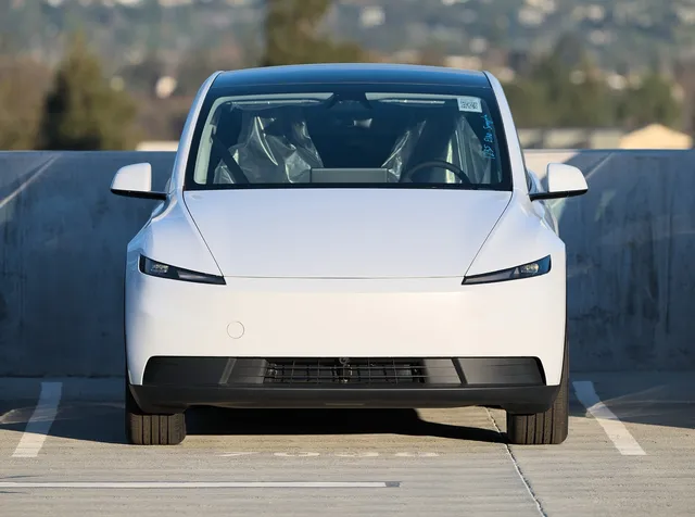 Tesla Model Y Standard blanche vue de face