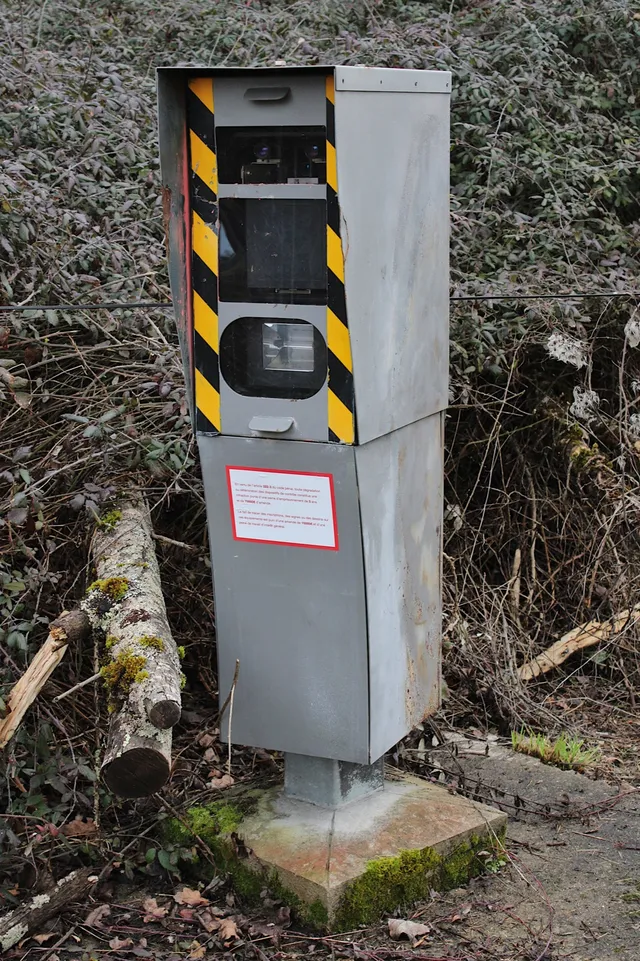 Radar automatique fixe au bord d'une route en France