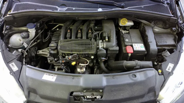 Moteur trois cylindres PureTech de Stellantis vu dans son compartiment moteur