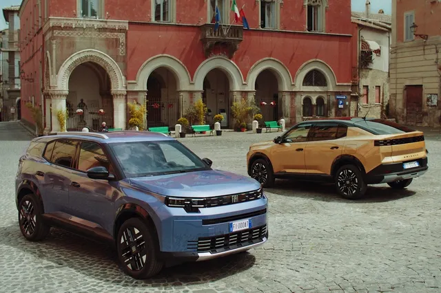Fiat Grizzly bleu et Grizzly Fastback doré, les deux nouveaux SUV, exposés sur une place italienne