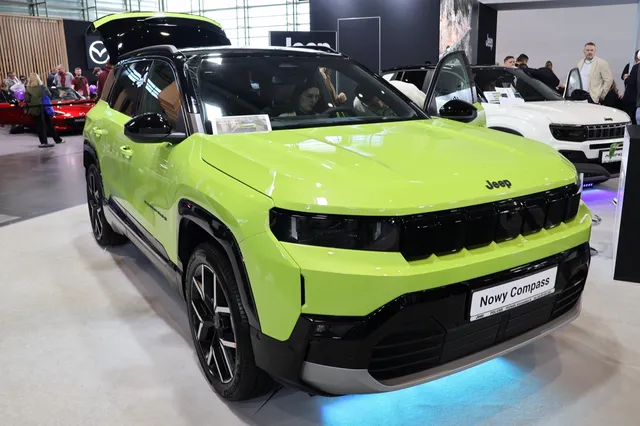 Le nouveau Jeep Compass présenté sur un salon automobile, carrosserie vert vif