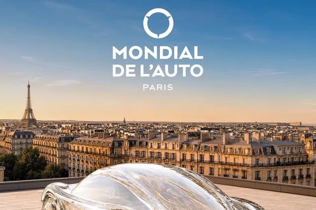Affiche officielle du Mondial de l'Auto 2026 à Paris, voiture de verre sur les toits parisiens avec la tour Eiffel