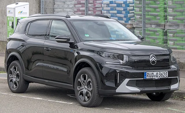 Citroën ë-C3 Aircross électrique noir devant une borne de recharge