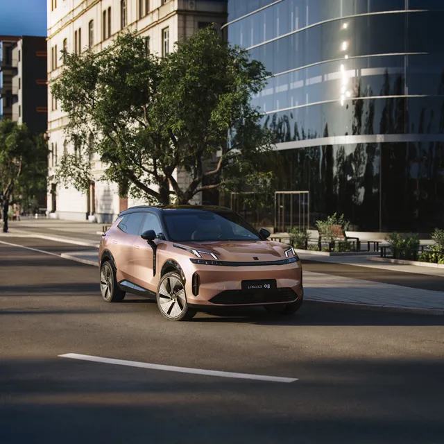La Lynk & Co 08, grand SUV hybride rechargeable, en ville, vue de trois quarts avant