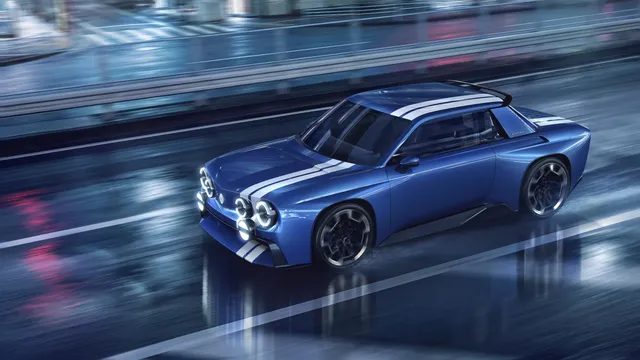 Renault 8 Gordini Concept bleu à bandes blanches, coupé électrique de 270 ch, roulant de nuit